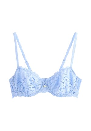 Lyseblå blonde-bh med bøjle, justerbare tynde stropper og bølgede kanter, centreret med en lille dekorativ knap.