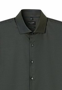 Dunkelgrünes, super eng anliegendes Hemd mit strukturiertem Muster, Knopfleiste und einem gepflegten Kragen. Markenetikett innen am Kragen sichtbar.