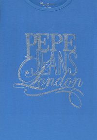 modrá tričko s nápisem "PEPE JEANS London" zdobené kamínky. Materiál je hladký, směs bavlny s kulatým výstřihem. Žádné další vzory.