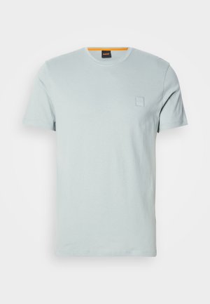 Svijetloplava pamučna majica s kratkim rukavima, okruglim izrezom i suptilnom oznakom na lijevoj strani prsa. Glatka tekstura i klasičan kroj.