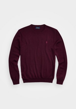 Pull à col rond manches longues de couleur bordeaux foncé avec poignets et ourlet côtelés, petit logo Polo Ralph Lauren rose brodé sur le côté gauche de la poitrine.