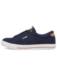 Baskets en maille navy avec semelle en caoutchouc blanche et accents en tan, dotées de six œillets et du logo "Wrangler" sur le côté.