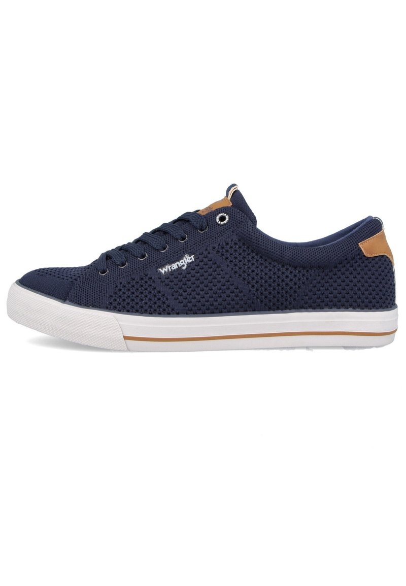 Baskets en maille navy avec semelle en caoutchouc blanche et accents en tan, dotées de six œillets et du logo "Wrangler" sur le côté.