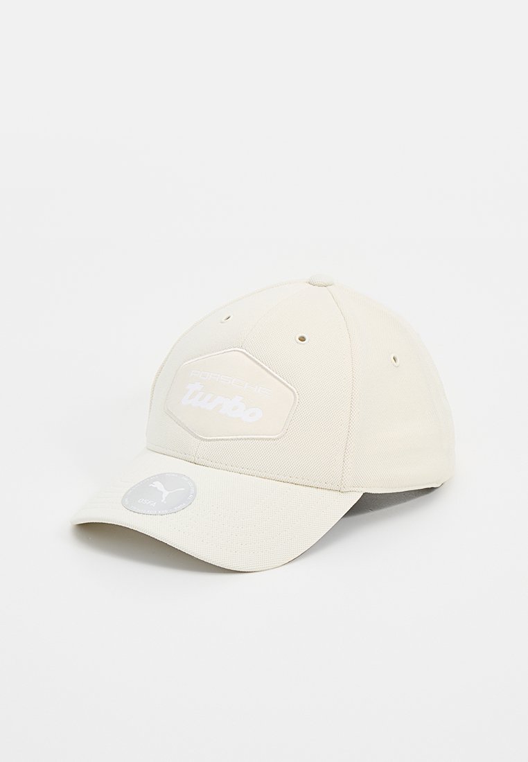 Casquette beige clair en tissu texturé, dotée d'un patch logo hexagonal portant l'inscription "Porsche Turbo" et d'une étiquette circulaire avec le logo Puma.