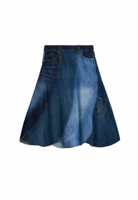 Jupe en jean avec un design patchwork dans différentes nuances de bleu, forme évasée et une poche latérale. Texture lisse et style décontracté.