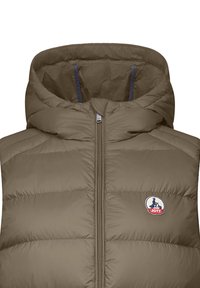 Chaleco acolchado verde oliva con capucha, que presenta un cierre central con cremallera y un parche de logo en el lado izquierdo del pecho. Material suave y liviano.