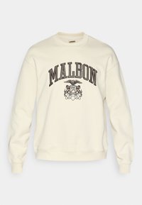 Κρεμ φόρεμα φούτερ με ριγέ μανίκια και μέση. Διαθέτει κείμενο "MALBON" σε σκούρα γραφή και μια περίπλοκη γραφική σχεδίαση από κάτω.