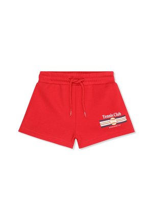 Pantalones cortos con cintura elástica roja, cordón ajustable y logo "Tennis Club" con rayas y una pelota de tenis en la pierna derecha.