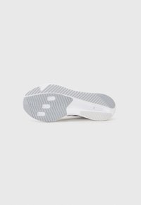Semelle de sneaker Adizero avec une surface en caoutchouc blanc et gris clair, comportant un motif texturé et des éléments de grip distincts pour l'adhérence.