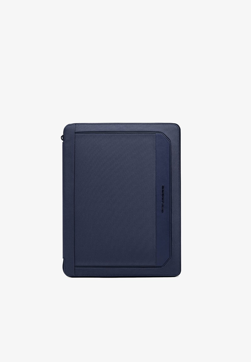 Étui rectangulaire bleu marine pour tablette ou ordinateur portable avec panneau avant texturé et fermeture éclair sur le côté gauche.