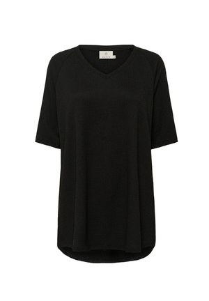 Sort V-hals t-shirt lavet af tekstureret stof, med korte ærmer og en let buet kant. På fronten er der et mærke med "KAFFE" branding.