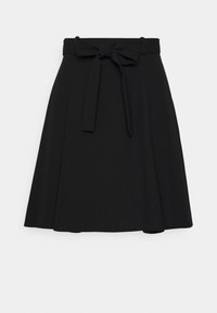 Jupe noire en A, fabriquée dans un tissu lisse, avec une ceinture nouée à la taille et une silhouette évasée. L'ourlet est au-dessus du genou.