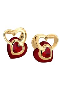 Des boucles d'oreilles en forme de cœur en ton or avec un centre en cristal rouge et un design de cœur superposé. Texture lisse avec des accents polis.