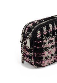 Svart och rosa tweed clutch-väska med silverfärgad dragkedja, texturerad yta, rektangulär form, med en quiltad design och logotypsdetaljer.