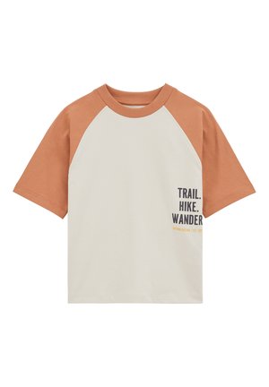 Trumparankovė raglano marškinėliai su smėlio spalvos kūnu, rudų atspalvių rankovėmis ir užrašu „TRAIL. HIKE. WANDER.“ priekyje apačioje.