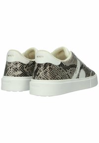 Pari liukuvarsikenkiä, joissa on valkoiset pohjat ja käärmekuvioinen päällinen, vaaleankermanvärinen nilkkakaulus ja "BLCKSTN"-brändäys kantapäässä ja sivulla.