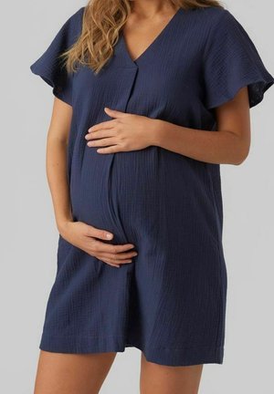 Granatowa sukienka ciążowa z teksturowanej tkaniny, z krótkimi rękawami, dekoltem w serek, długością do kolan, z przednim zapięciem na guziki i luźnym krojem.