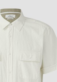 Korte mouw shirt in lichtroom met subtiele horizontale strepen, button-down kraag en twee borstzakken. Gemaakt van lichtgewicht stof.