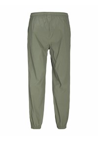Pantalones jogger ligeros de color verde oliva con una cinturilla y puños elásticos, que presentan bolsillos laterales y una textura tejida suave.