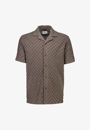 Chemise marron à manches courtes avec un motif en damier texturé et un col ouvert.