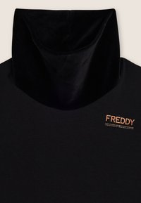 Top nero a collo alto realizzato in tessuto morbido, con logo "FREDDY" tono rame e dettagli di strass sul lato sinistro.