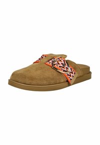 Chaussure en daim marron à enfiler avec une semelle plate et une grande sangle à boucle zigzag multicolore orange, noire et blanche.