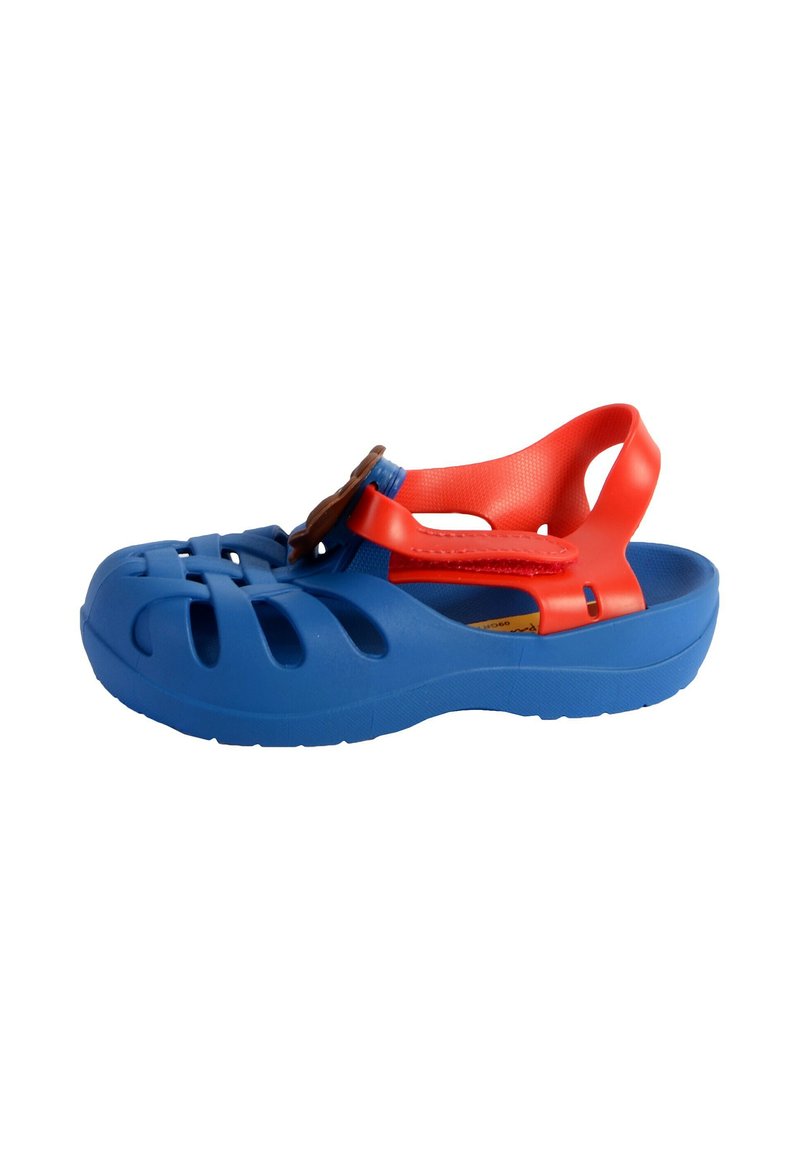 Infradito in plastica blu con accenti rossi, caratterizzati da un design aperto, una cintura regolabile e una superficie texturizzata per migliorare la presa e il comfort.