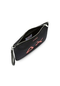 Borsa a tracolla nera in tessuto con una texture rigata, dotata di una cerniera superiore e della scritta in corallo "DX" su un lato. Include un cinturino per il polso.