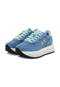 Sneaker blu con una combinazione di suede e tessuto, dotate di lacci azzurri chiari, una suola bianca e nera ben visibile e dettagli del logo sul lato.