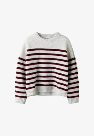 Maglione a righe grigio chiaro con righe bordeaux. Presenta un collo rotondo e polsini e orlo a coste. Texture morbida e vestibilità rilassata.