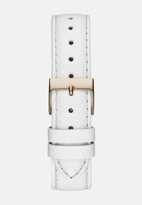 Valge nahkiga käekella rihm, millel on poleeritud kuldne kinniti ja mitmed reguleerimisaugud, esitatud lihtsal valgel taustal.