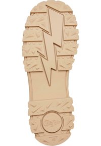 Semelle en caoutchouc, beige clair, avec un motif en zigzag et un texturage triangulaire. Marquée "Buffalo" et taille "40" au talon.