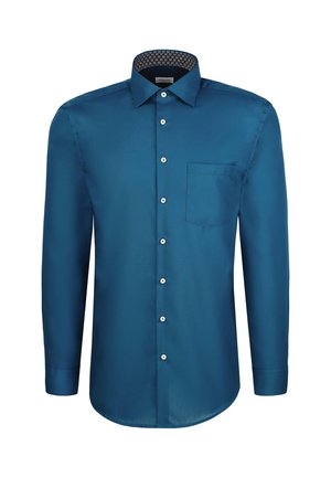 Zielona, długozapięta koszula z jednolitym kieszonkowym oraz wzorzystym wykończeniem kołnierza, przedstawiona na białym tle.