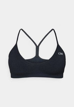 Černá bezdrátová sportovní podprsenka s hladkým povrchem, trojúhelníkovými košíčky a designem s racerback. Obsahuje minimální branding na boku.