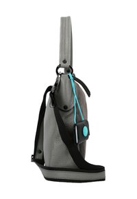 Borsa a spalla in pelle grigia con tracolla nera e una piccola pochette nera attaccata da un cordoncino blu, vista di lato su sfondo bianco.