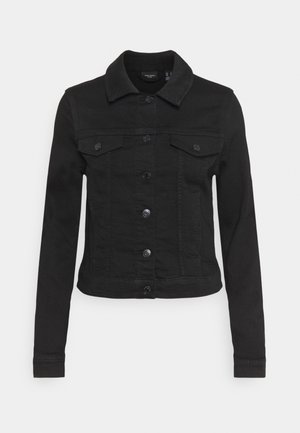 Chaqueta vaquera negra con mangas largas, cierre frontal con botones, dos bolsillos en el pecho con solapas abotonadas y cuello.