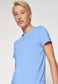 Nike Performance ONE CLASSIC  - Spordi T-särk - royal pulse/black