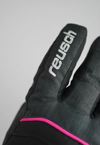 Gant isolé noir avec des accents roses, présentant une surface texturée et un logo "reusch" brodé sur le dos des doigts.