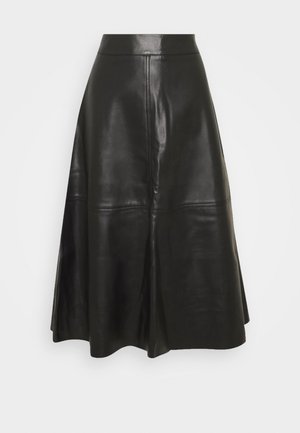 Czarna skórzana spódnica o kroju litery A, o gładkiej fakturze, z dopasowanym paskiem w talii i przeszyciami podkreślającymi kształt i płynność.