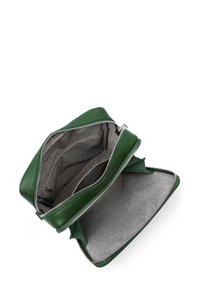 Sac en cuir vert avec fermeture éclair en argent, ouvert pour révéler un intérieur en tissu gris. Il possède un design structuré et un compartiment spacieux.