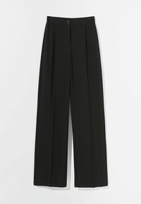 Široké černé kalhoty vyrobené z hladké tkaniny. Mají skladby, plochý pas s knoflíkovým zapínáním a čistý lem.