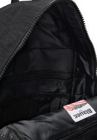 Interno di borsa nera con più scomparti, una tasca con cerniera e un'etichetta "Blauer USA" con la bandiera americana.