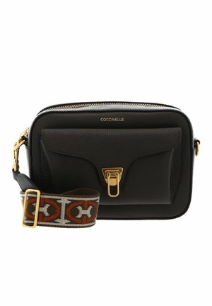 Sac bandoulière en cuir noir avec poche avant à rabat, fermoir doré, fermeture éclair sur le dessus et bandoulière en tissu réglable avec motif géométrique.