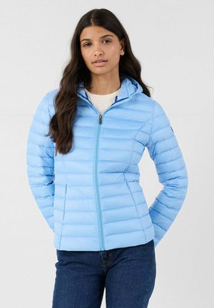 Lichtblauwe donsjas met een rits, capuchon en horizontale doorgestikte naden. Heeft een slanke pasvorm, zijzakken en een gladde, glanzende textuur.