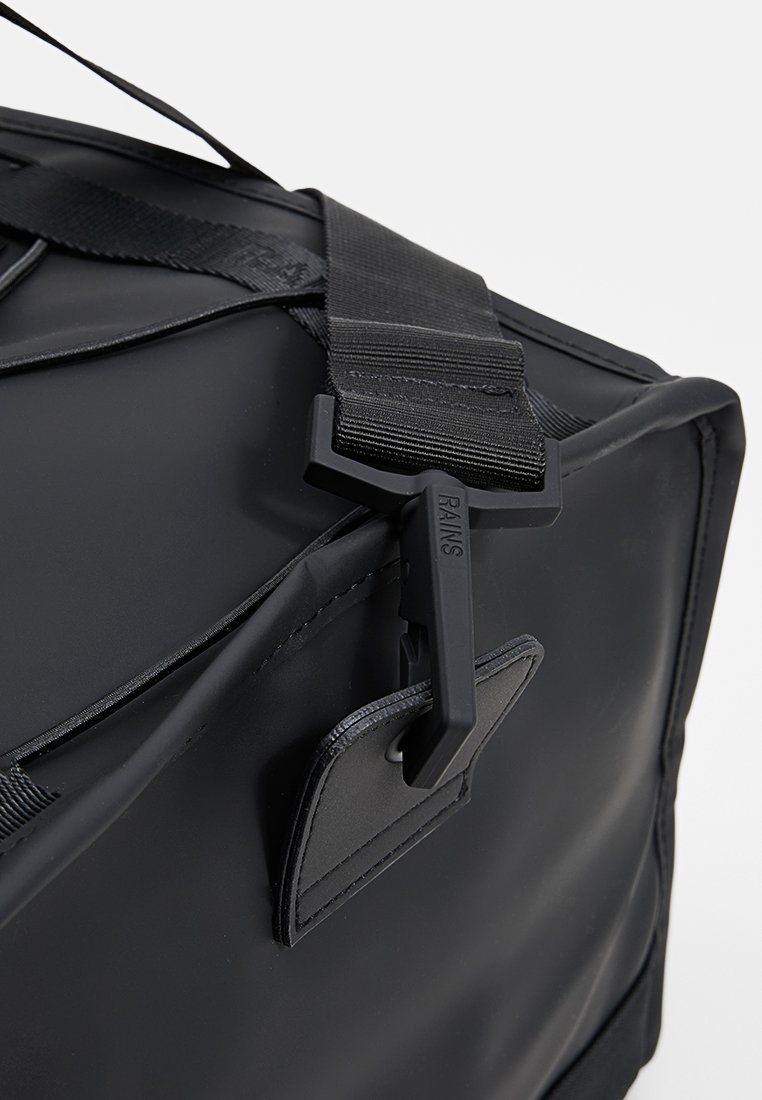 Sac étanche noir avec une forme rectangulaire, une texture lisse, une bandoulière réglable et une boucle en plastique noir de marque.