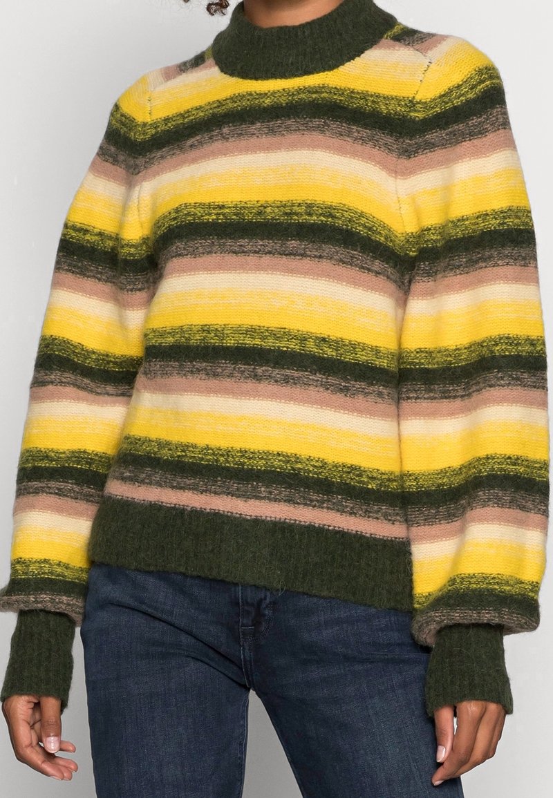 Sweter w paski z wysokim kołnierzem w odcieniach żółtego, zielonego i brązowego. Tekstura wełniana i ściągacze u mankietów. Posiada szerokie poziome paski.