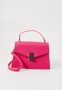 Różowa syntetyczna torba o wyraźnej, uporządkowanej formie, z górnym uchwytem, odpinanym paskiem na ramię oraz złotym ozdobnym elementem na zapięciu klapy.