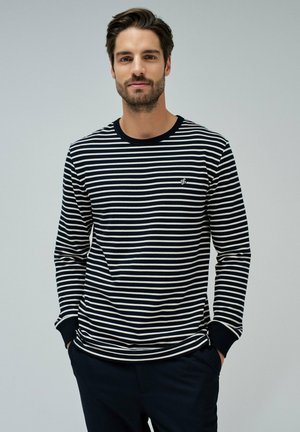 Camisa de manga larga a rayas en azul marino y blanco, con cuello redondo y puños acanalados. Presenta un pequeño logo en el pecho. Textura de tejido suave.