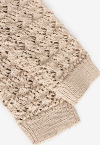 Beige strikket sweater med et løst, åbent vævemønster og diskrete palietter. Har ribstrikkede manchetter og en tekstureret finish.