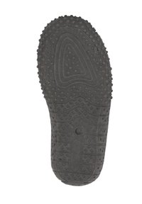 Schwarze Gummisohlen mit einer strukturierten Oberfläche und erhöhten geometrischen Mustern für verbesserte Griffigkeit und Traktion.